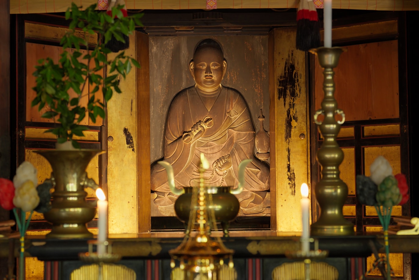 板彫弘法大師像